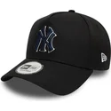 svart-bojd-snapback-keps-med-marinbla-logotyp-9forty-a-frame-world-series-patch-fran-new-york-yankees-mlb-av-new-era