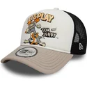 gorra-trucker-vit-beige-och-svart-9forty-a-frame-av-tom-och-jerry-looney-tunes-fran-new-era