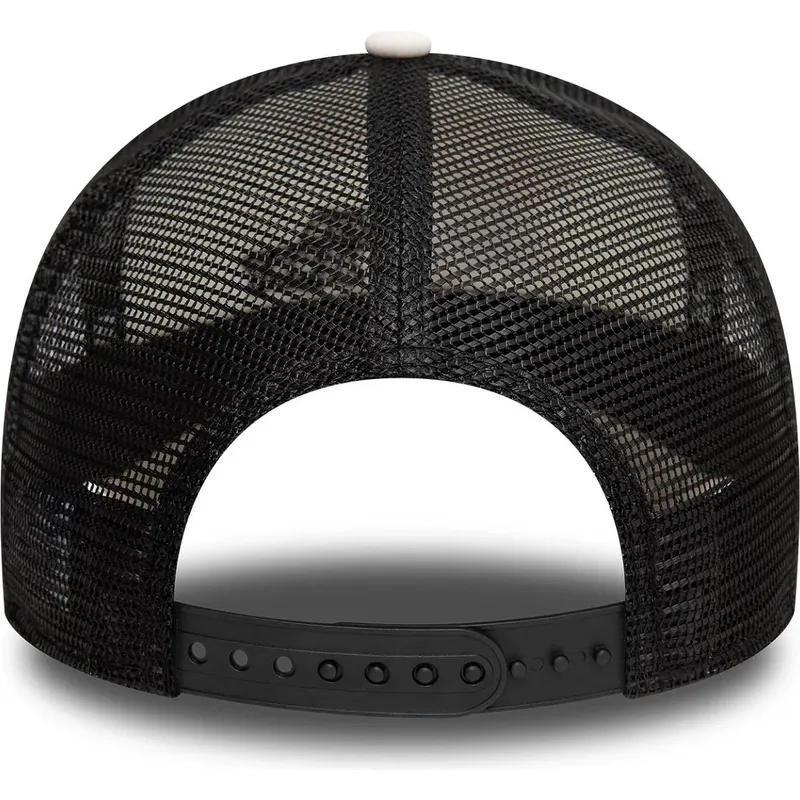 vit-beige-och-svart-9forty-a-frame-truckerkeps-med-tom-och-jerry-looney-tunes-fran-new-era