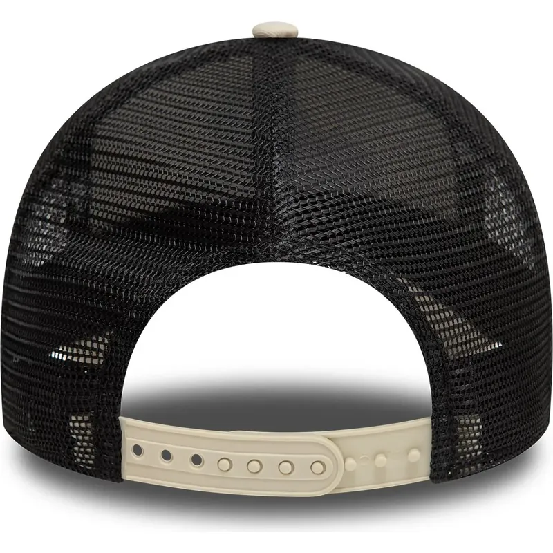 beige-och-svart-trucker-keps-9forty-a-frame-outdoor-patch-fran-new-era