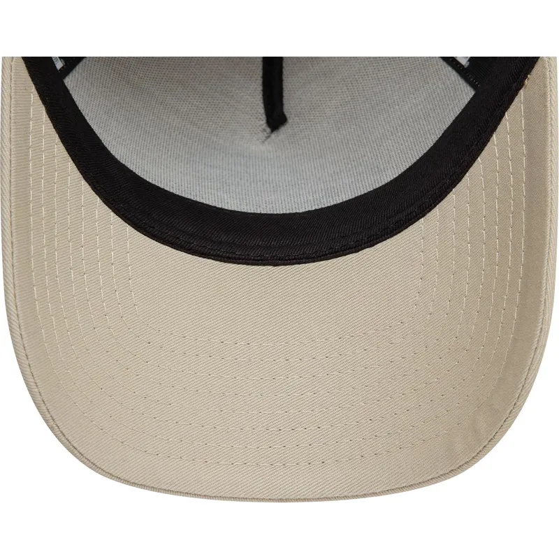 beige-och-svart-trucker-keps-9forty-a-frame-outdoor-patch-fran-new-era