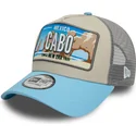 beige-och-bla-trucker-keps-9forty-a-frame-license-plate-fran-cabo-stader-och-strander-fran-new-era