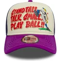 beige-och-lila-trucker-keps-9forty-a-frame-graphic-stand-tall-talk-small-play-ball-fran-new-era