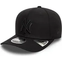 svart-bojd-keps-snapback-med-svart-logotyp-9seventy-stretch-snap-fran-new-york-yankees-mlb-av-new-era