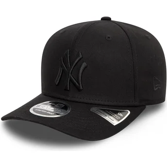 Svart böjd snapback-keps med svart logotyp 9SEVENTY Stretch Snap från New York Yankees MLB av New Era