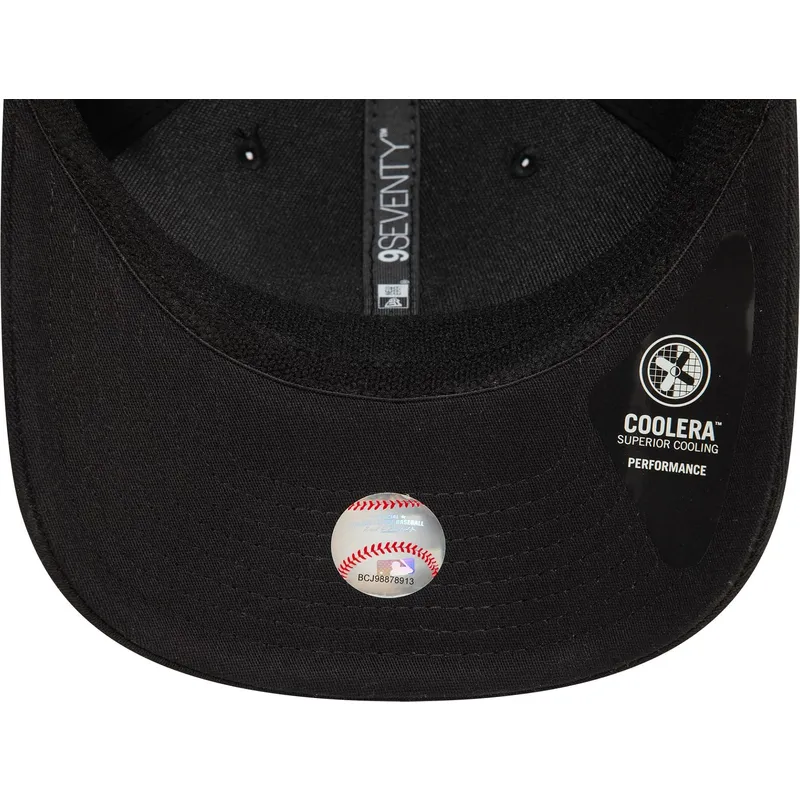 svart-bojd-keps-snapback-med-svart-logotyp-9seventy-stretch-snap-fran-new-york-yankees-mlb-av-new-era