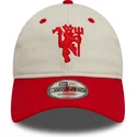 vit-och-rod-bojd-keps-justerbar-9twenty-contrast-visor-fran-manchester-united-football-club-premier-league-av-new-era