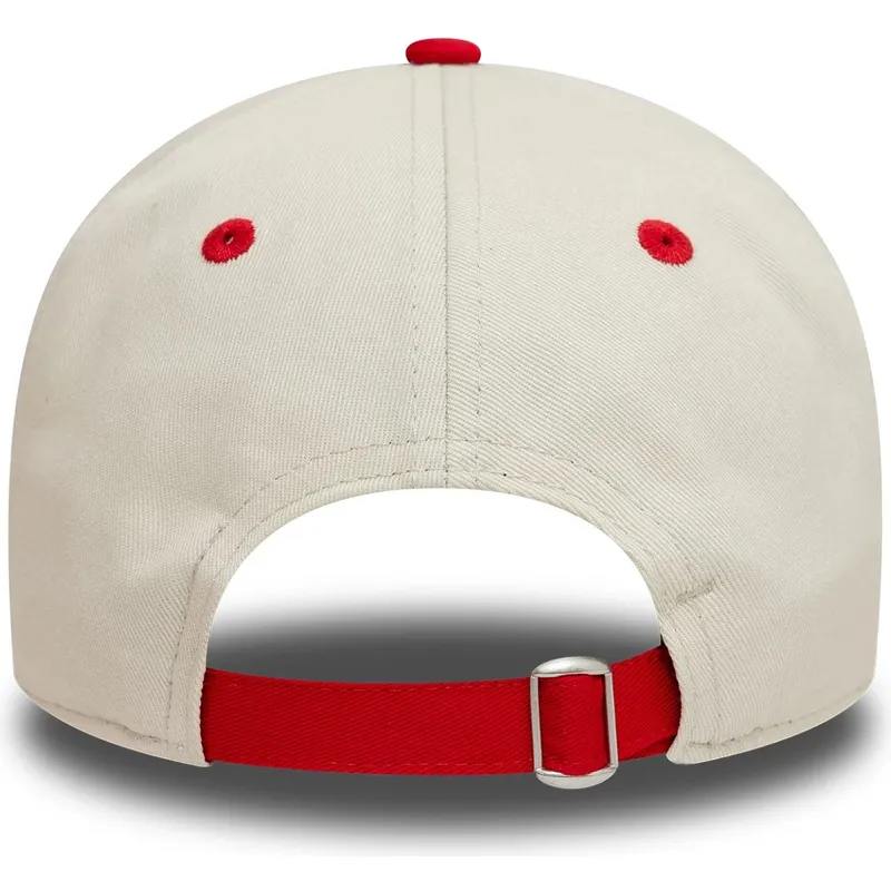 vit-och-rod-bojd-keps-justerbar-9twenty-contrast-visor-fran-manchester-united-football-club-premier-league-av-new-era