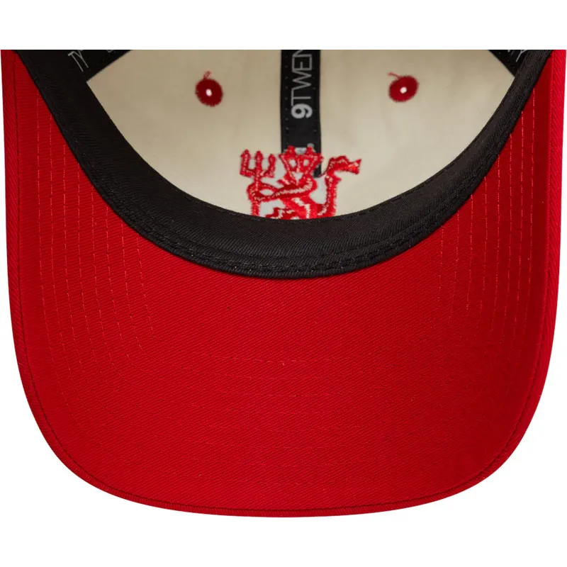 vit-och-rod-bojd-keps-justerbar-9twenty-contrast-visor-fran-manchester-united-football-club-premier-league-av-new-era