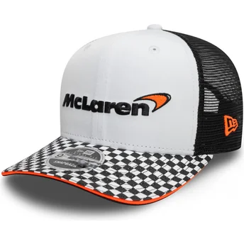 Vit och svart platt truckerkeps snapback 9FIFTY Checkered Visor från McLaren Racing Formula 1 av New Era