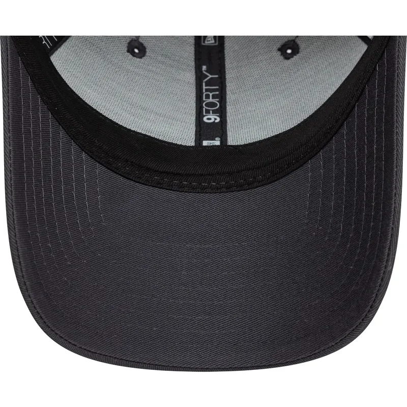 gra-justerbar-kurvad-keps-med-gront-logotyp-9forty-side-print-fran-vespa-piaggio-av-new-era