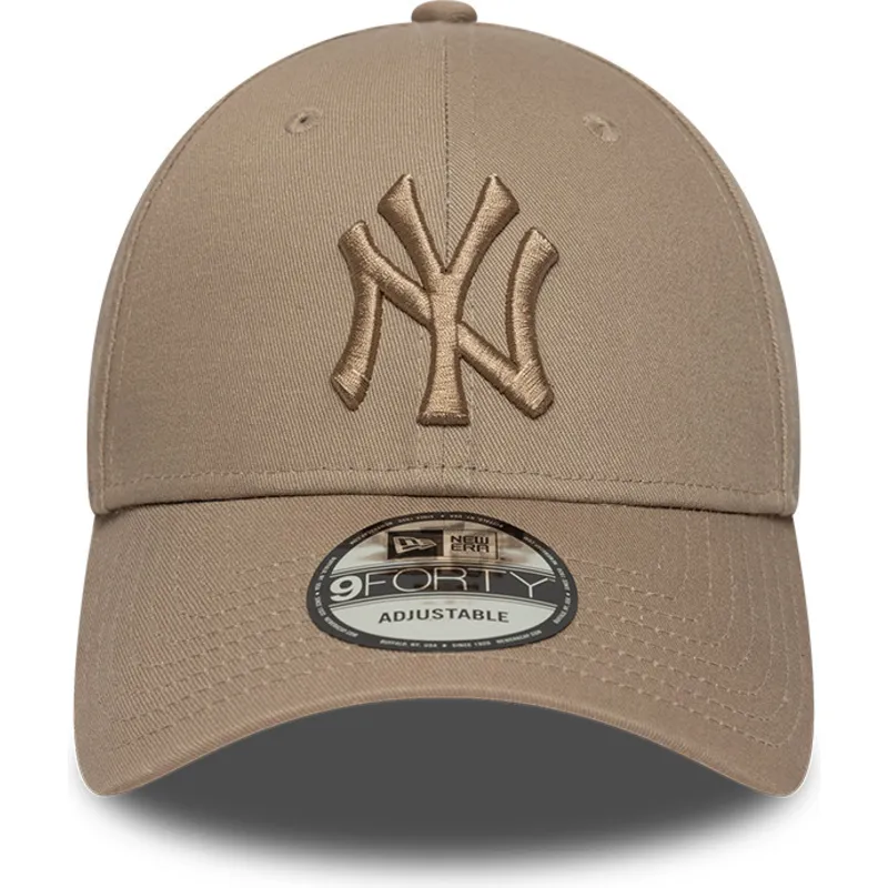ljusbrun-bojd-justerbar-keps-med-brunt-logo-9forty-league-essential-fran-new-york-yankees-mlb-av-new-era