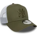 gron-och-vit-trucker-keps-med-gront-logo-a-frame-league-essential-fran-new-york-yankees-mlb-av-new-era