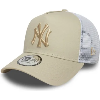 Beige och vit truckerkeps med beige A Frame League Essential-logotyp från New York Yankees MLB av New Era