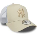 gorra-trucker-beige-y-blanca-con-logo-beige-a-frame-league-essential-de-new-york-yankees-mlb-de-new-era