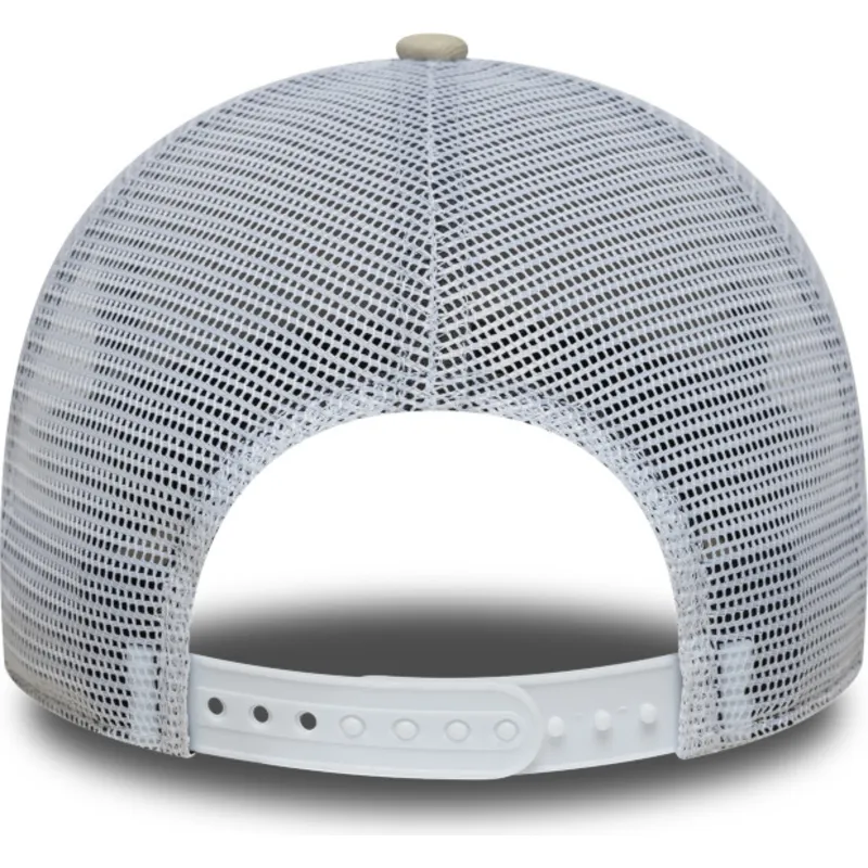 beige-och-vit-trucker-keps-med-beige-logotyp-a-frame-league-essential-fran-new-york-yankees-mlb-av-new-era