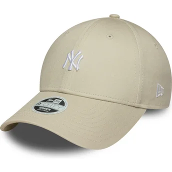 Justerbar beige kurvad keps för kvinnor, 9FORTY Mini Logo från New York Yankees MLB av New Era