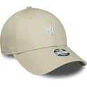 gorra-curva-beige-ajustable-para-mujer-9forty-mini-logo-de-new-york-yankees-mlb-de-new-era