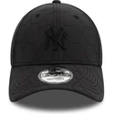 svart-bojd-justerbar-keps-med-svart-logotyp-9forty-quilted-fran-new-york-yankees-mlb-av-new-era