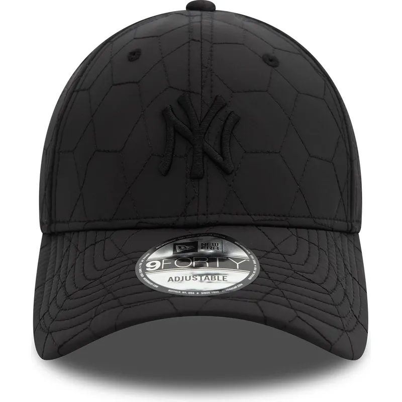 svart-bojd-justerbar-keps-med-svart-logotyp-9forty-quilted-fran-new-york-yankees-mlb-av-new-era