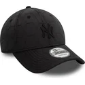 svart-bojd-justerbar-keps-med-svart-logotyp-9forty-quilted-fran-new-york-yankees-mlb-av-new-era
