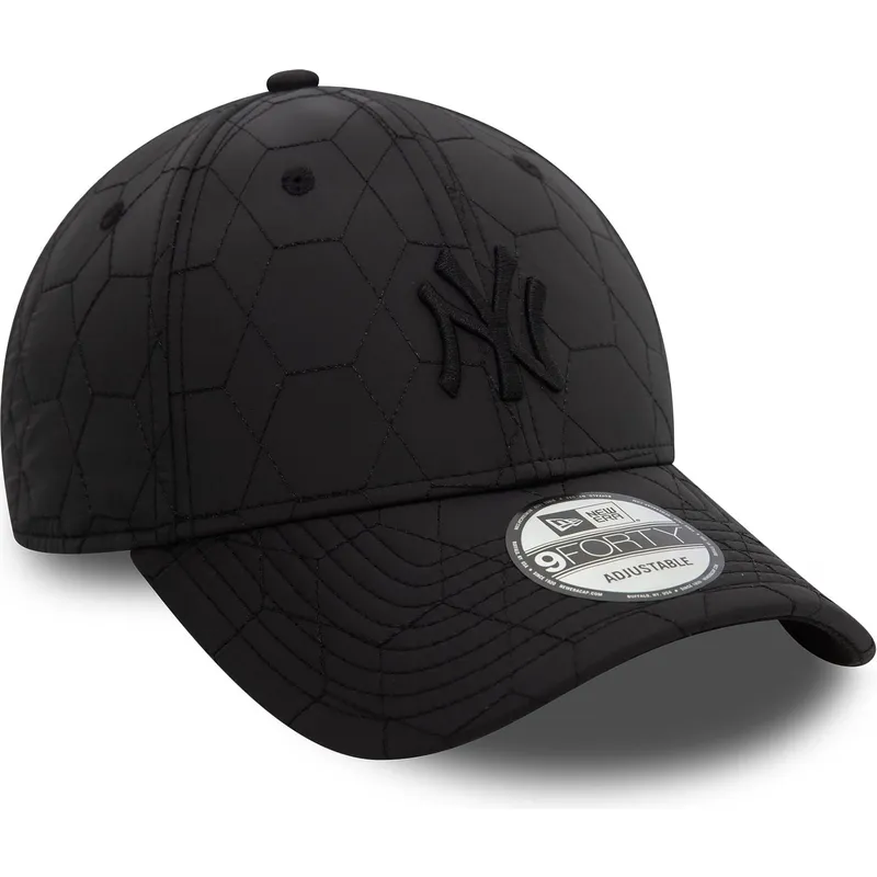 svart-bojd-justerbar-keps-med-svart-logotyp-9forty-quilted-fran-new-york-yankees-mlb-av-new-era