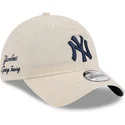 bojd-beige-justerbar-keps-med-marinbla-logotyp-9twenty-linen-spring-training-fan-pack-2025-fran-new-york-yankees-mlb-av-new-era