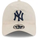 bojd-beige-justerbar-keps-med-marinbla-logotyp-9twenty-linen-spring-training-fan-pack-2025-fran-new-york-yankees-mlb-av-new-era