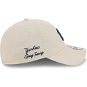 beige-justerbar-bojd-keps-med-marinbla-logotyp-9twenty-linen-spring-training-fan-pack-2025-av-new-york-yankees-mlb-fran-new-era