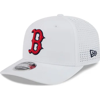 Vit 9SEVENTY Perf Spring Training Fan Pack 2025 lastbilskeps från Boston Red Sox MLB av New Era