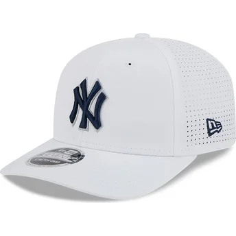 Vit 9SEVENTY Perf Spring Training Fan Pack 2025 lastbilskeps från New York Yankees MLB av New Era