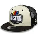 beige-och-svart-platt-truckerkeps-9fifty-classics-logo-nascar-fran-new-era