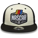 beige-och-svart-platt-truckerkeps-9fifty-classics-logo-nascar-fran-new-era