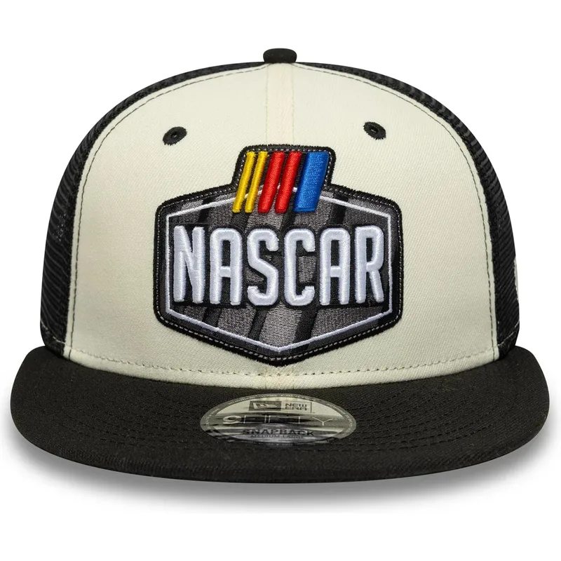 beige-och-svart-platt-truckerkeps-9fifty-classics-logo-fran-nascar-av-new-era