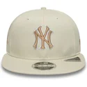 beige-platt-snapback-keps-med-beige-logo-9fifty-original-fit-world-series-new-york-yankees-mlb-fran-new-era