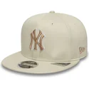 beige-platt-snapback-keps-med-beige-logo-9fifty-original-fit-world-series-new-york-yankees-mlb-fran-new-era