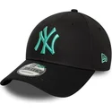 svart-justerbar-kurvad-keps-med-bla-logotyp-9forty-league-essential-fran-new-york-yankees-mlb-av-new-era