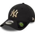 svart-bojd-justerbar-keps-med-beige-logotyp-9forty-recycled-fran-new-york-yankees-mlb-av-new-era
