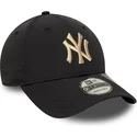 svart-bojd-justerbar-keps-med-beige-logotyp-9forty-recycled-fran-new-york-yankees-mlb-av-new-era