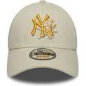 beige-bojd-justerbar-keps-med-gul-logotyp-9forty-floral-icon-fran-new-york-yankees-mlb-av-new-era