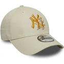 beige-bojd-justerbar-keps-med-gul-logotyp-9forty-floral-icon-fran-new-york-yankees-mlb-av-new-era