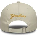 beige-bojd-justerbar-keps-med-gul-logotyp-9forty-floral-icon-fran-new-york-yankees-mlb-av-new-era