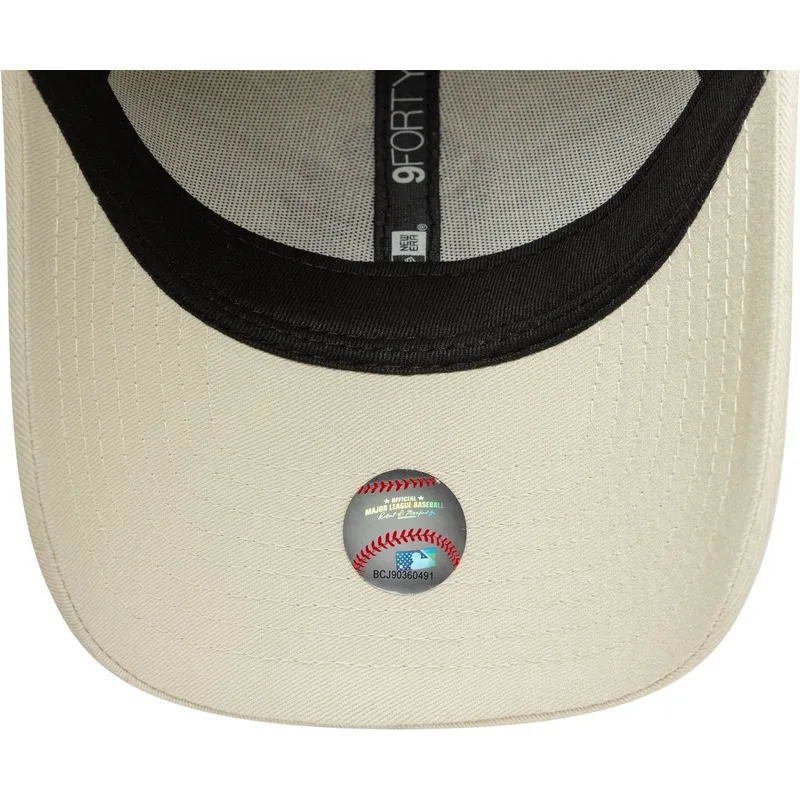 beige-bojd-justerbar-keps-med-gul-logotyp-9forty-floral-icon-fran-new-york-yankees-mlb-av-new-era