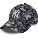 svart-justerbar-kurvad-keps-9forty-all-over-print-fran-new-york-yankees-mlb-av-new-era