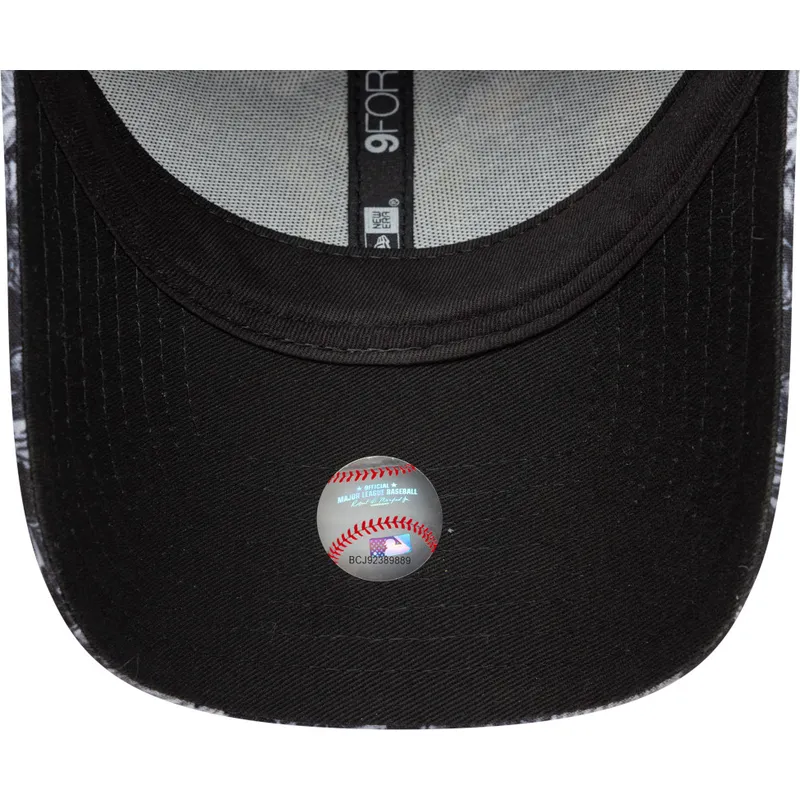 svart-justerbar-kurvad-keps-9forty-all-over-print-fran-new-york-yankees-mlb-av-new-era