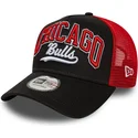 svart-och-rod-trucker-keps-e-frame-script-fran-chicago-bulls-nba-av-new-era