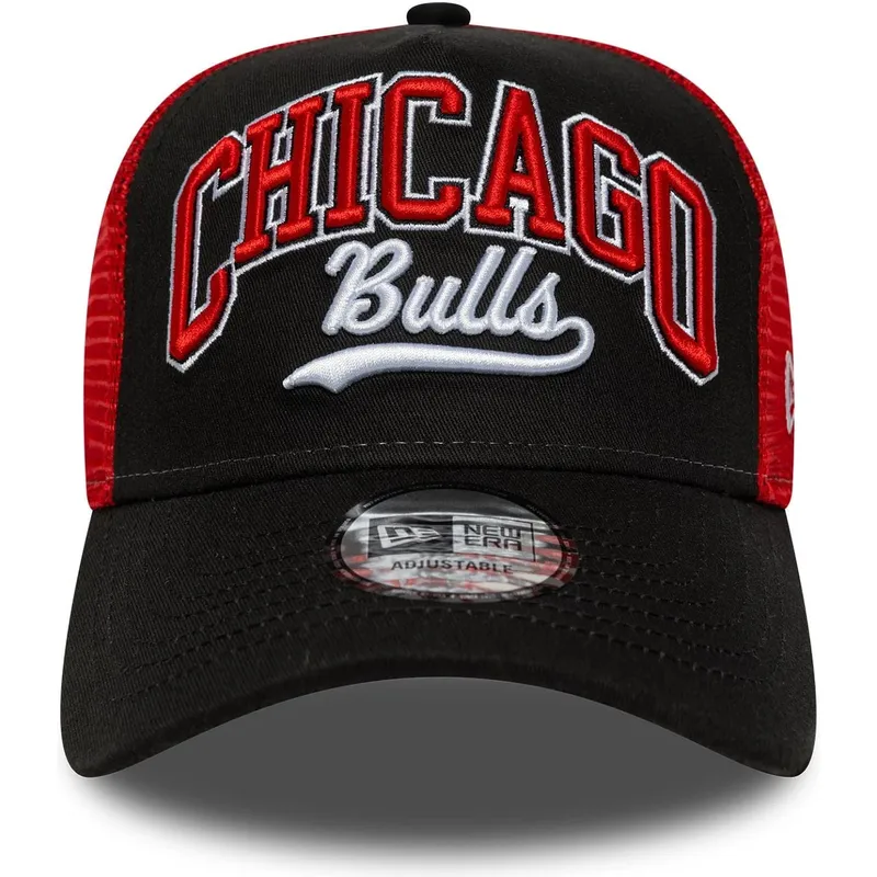 svart-och-rod-trucker-keps-e-frame-script-fran-chicago-bulls-nba-av-new-era