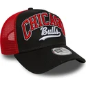 svart-och-rod-trucker-keps-e-frame-script-fran-chicago-bulls-nba-av-new-era