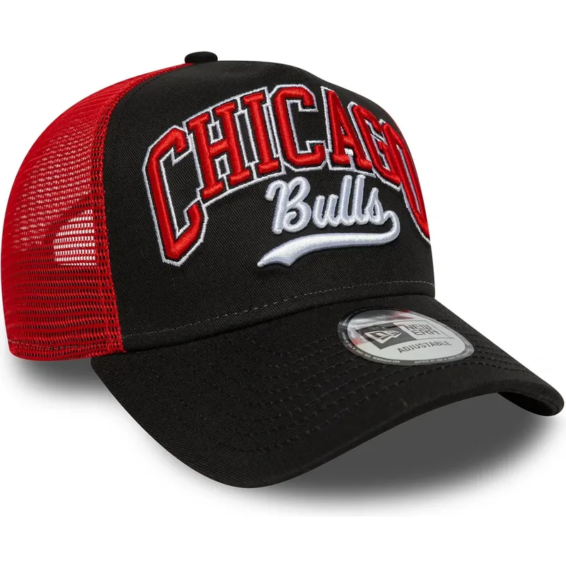 svart-och-rod-trucker-keps-e-frame-script-fran-chicago-bulls-nba-av-new-era
