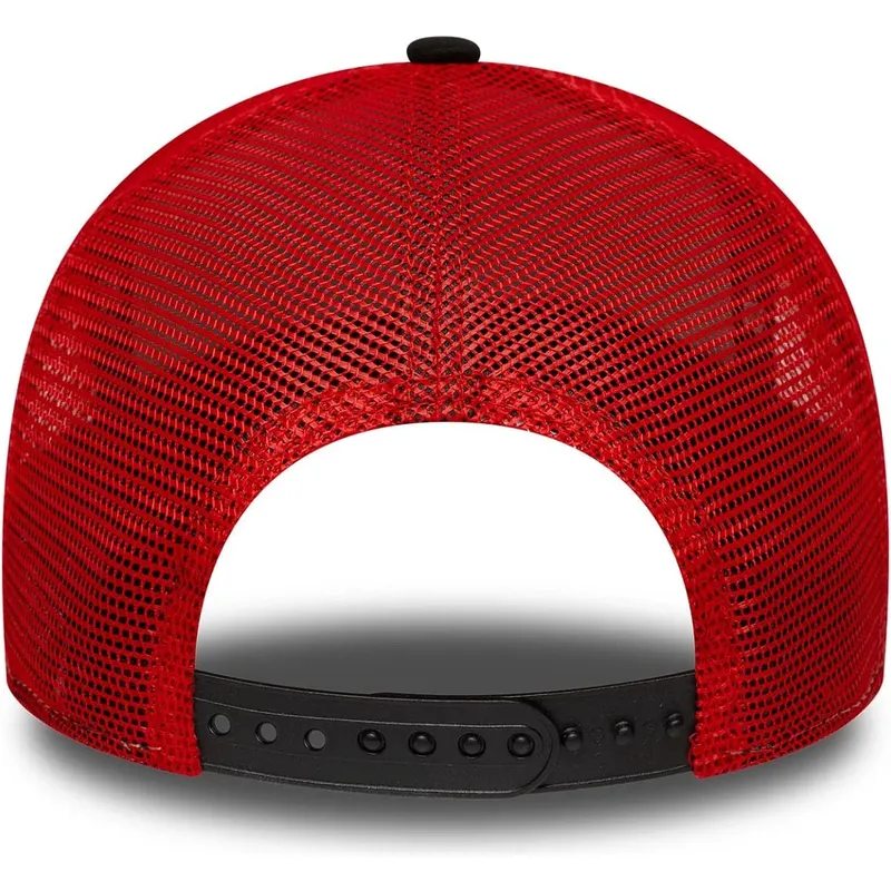 svart-och-rod-trucker-keps-e-frame-script-fran-chicago-bulls-nba-av-new-era